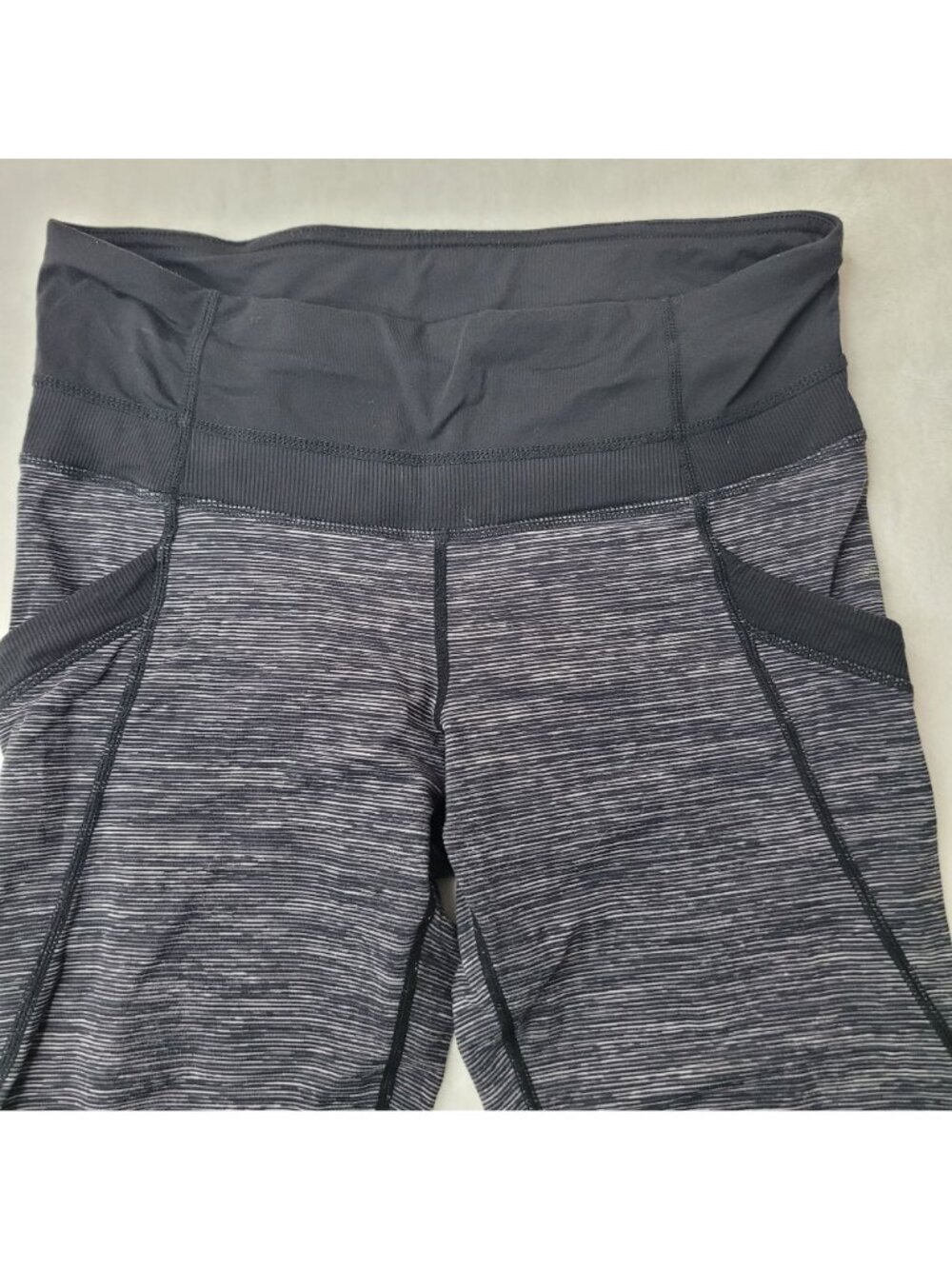Lululemon Women's Black & Gray Cropped Leggings With Side Pockets Size 6 - Picture 3 of 10